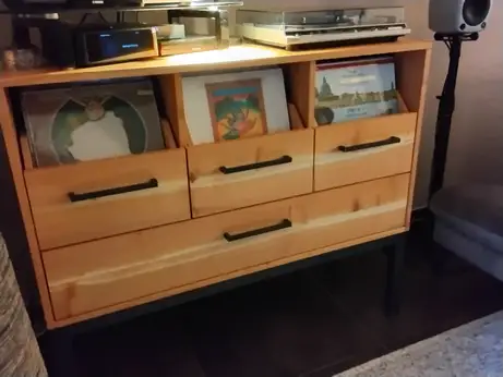 Schallplattenmöbel in Kirschbaum mit Rohstahl Schallplattenmöbel in Kirschbaum mit Rohstahl