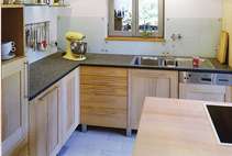 Massivholzküche mit Granitplatte 