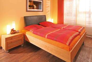 Schlafzimmer aus regionalem Massivholz 2006-9: Die Möbelmacher