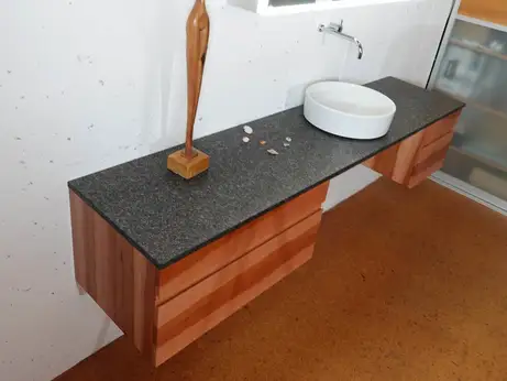 Keramikwaschbecken auf Granitplatte Keramikwaschbecken auf Granitplatte