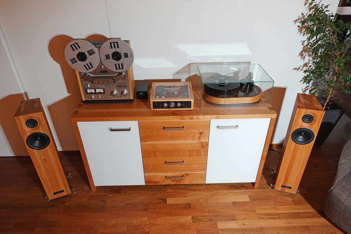 Hifi-Sideboard aus Kirschbaum mit weißem Glas