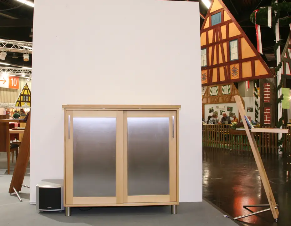 Ahorn-Massivholzmöbel mit TV-Lift Ahorn-Massivholzmöbel mit TV-Lift