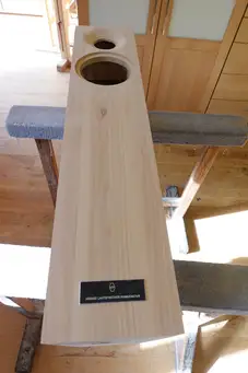 Frontfräsung auf der Massivholzboxenvorderseite Frontfräsung auf der Massivholzboxenvorderseite