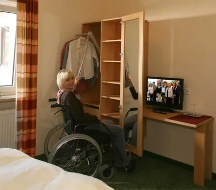 Massivholzschrank macht Zimmer barrierefrei