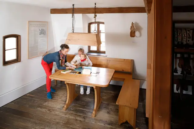 Ziegentisch aus massiver Eiche Ziegentisch aus massiver Eiche