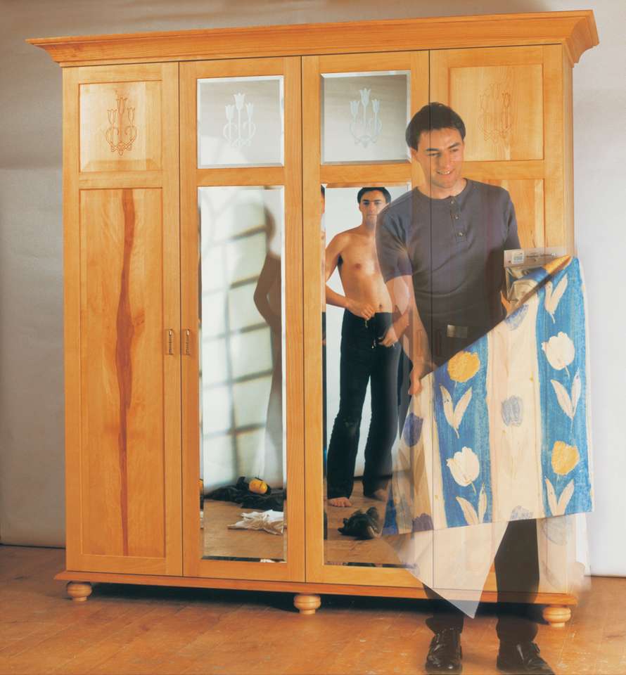 Massivholzschrank in klassischem Desing 