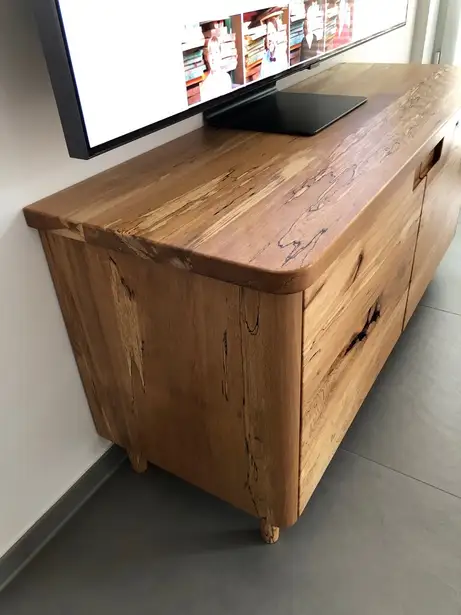 Schlichtes TV-Möbel in Buche Schlichtes TV-Möbel in Buche