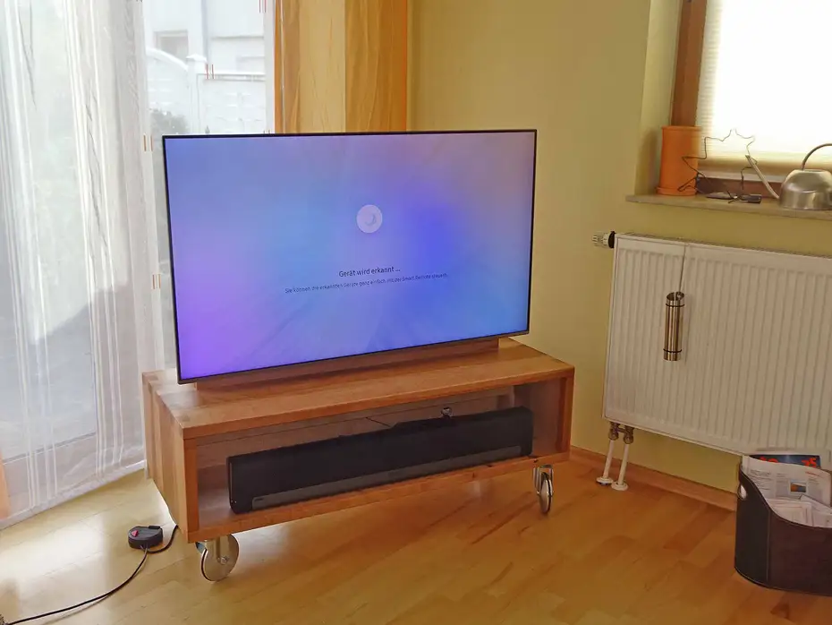 TV-Lowboard auf Rollen in Elsbeere gezinkt TV-Lowboard auf Rollen in Elsbeere gezinkt