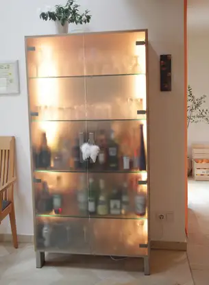 Barschrank im regionalen Musterhaus Barschrank und Virtrine aus Massivholz mit Glas