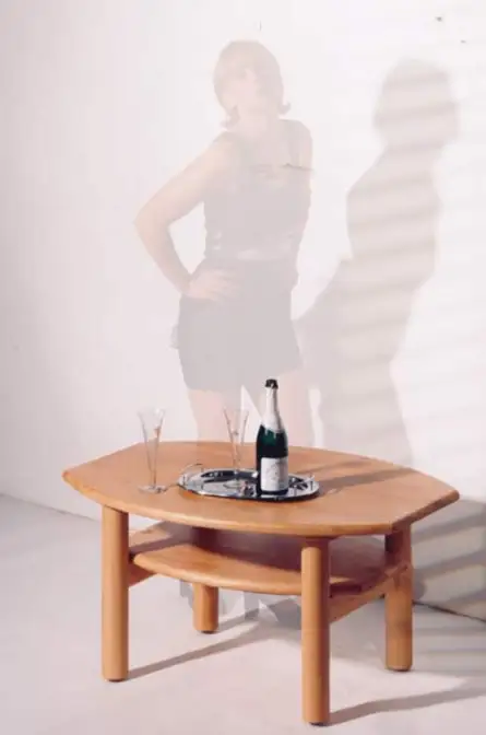 Runde Füße und stark gerundete Platte für diesen Buchencouchtisch 