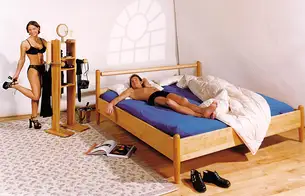 Kirschbaum-Ahornbett mit stummen Diener Giovanni Kirschbaum-Ahornbett mit stummen Diener Giovanni