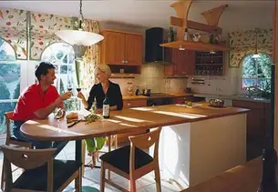 Kücheninsel der Familie Knienieder mit gemauertem Fuß