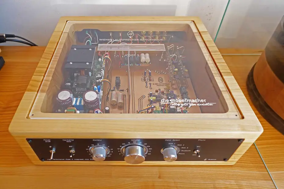 Verstärkergehäuse aus Massivholz Verstärkergehäuse aus Massivholz