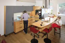 Geschwungene Bank auf vierfüßigen Stahlgestell