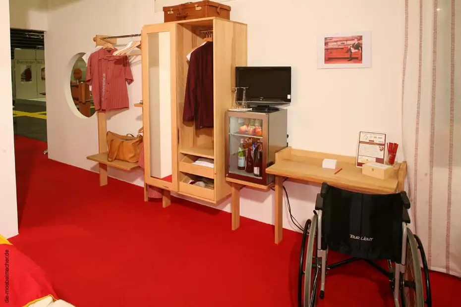 Rollstuhlgerechte Schrankzeile fürs Hotelzimmer