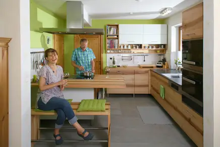 Elsbeerenküche mit durchlaufender Maserung 