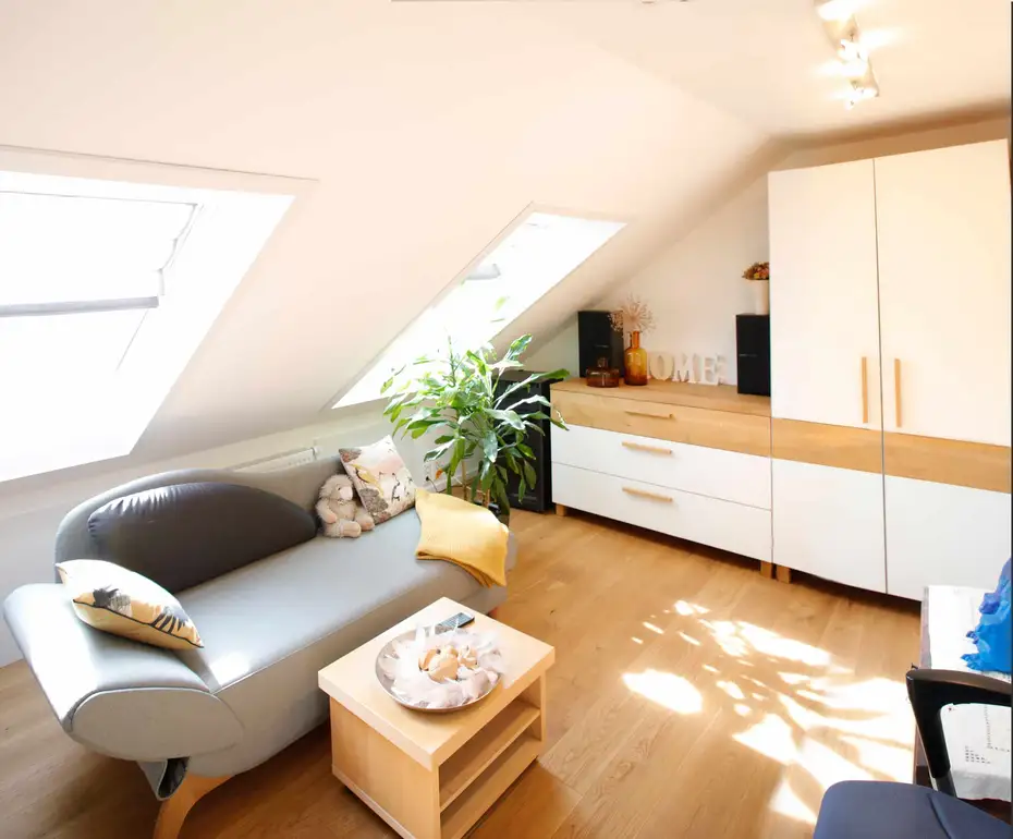 Kommode und Kleiderschrank in Eiche mit weißem Glas 