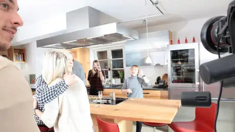 Kücheneinweihung mit Fototermin und Freunden Kochen mit Freunden in der eigenen Massivholzküche der Möbelmacher