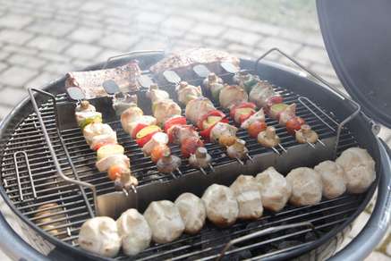 Spieße und Brötchen in der Gartenküche