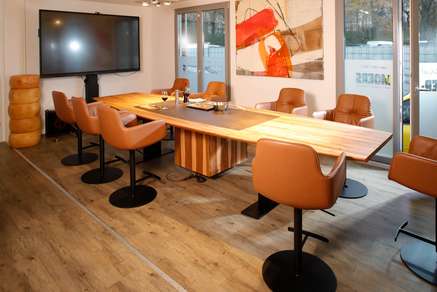 Besprechungstisch in Massivholz, höhenvestellbar mit Kochfeld Besprechungstisch in Massivholz, höhenvestellbar mit Kochfeld