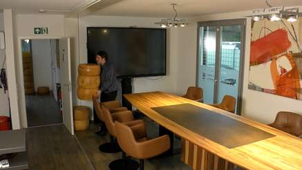 Höhenverstellbarer Konferenztisch aus Massivholz 3 Höhenverstellbarer Konferenztisch aus Massivholz 3