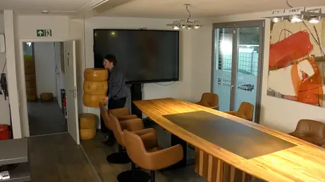 Höhenverstellbarer Konferenztisch aus Massivholz 3 Höhenverstellbarer Konferenztisch aus Massivholz 3