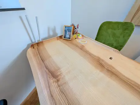 Der Schreibtisch mit der Sonderkante nochmal im Detail Der Schreibtisch mit der Sonderkante nochmal im Detail