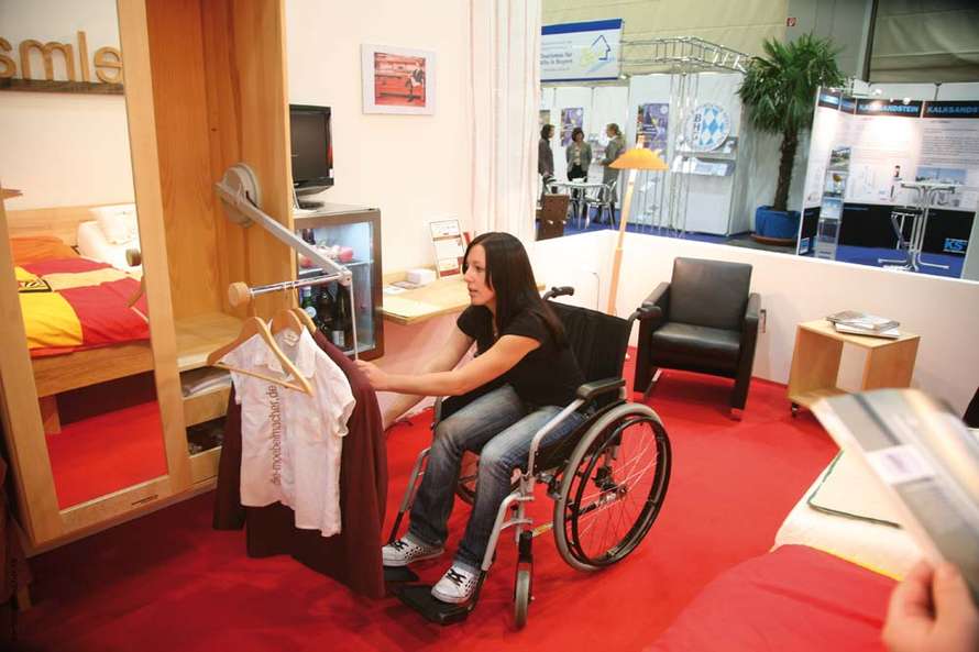 Barrierefreie Massivholzmöbel aus Franken für Rollstuhlfahrer