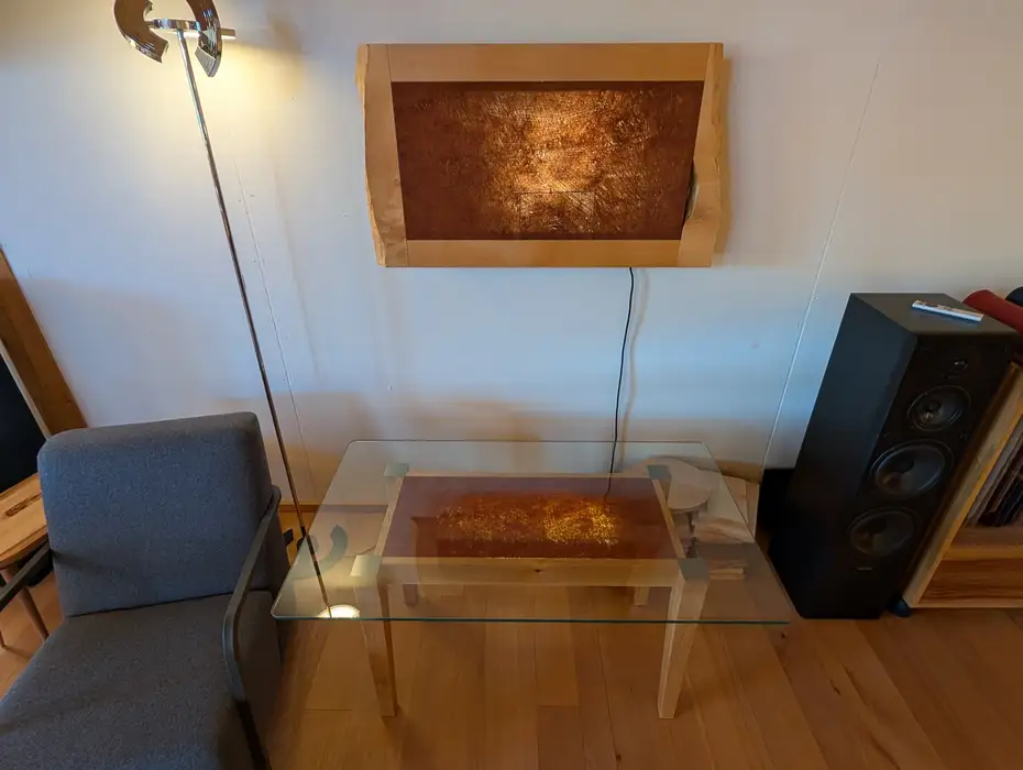 Couchtisch mit hinterleuchtetem Rindentuch 