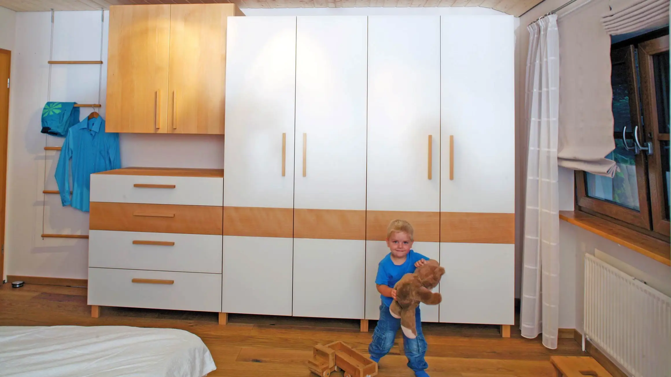 Massivholzschlafzimmer mit Glasfronten