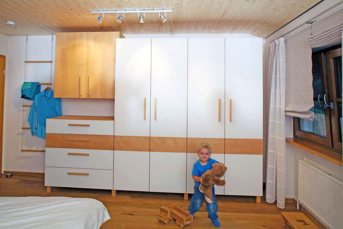 Massivholzschlafzimmer mit Glasfronten