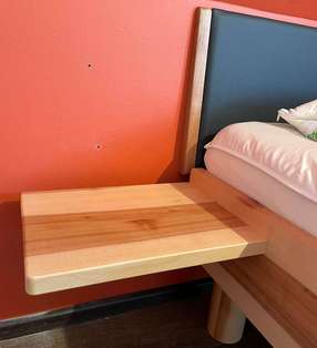 Angehängte Nachtkästchen und Lederkofpteil mit Holzleiste  