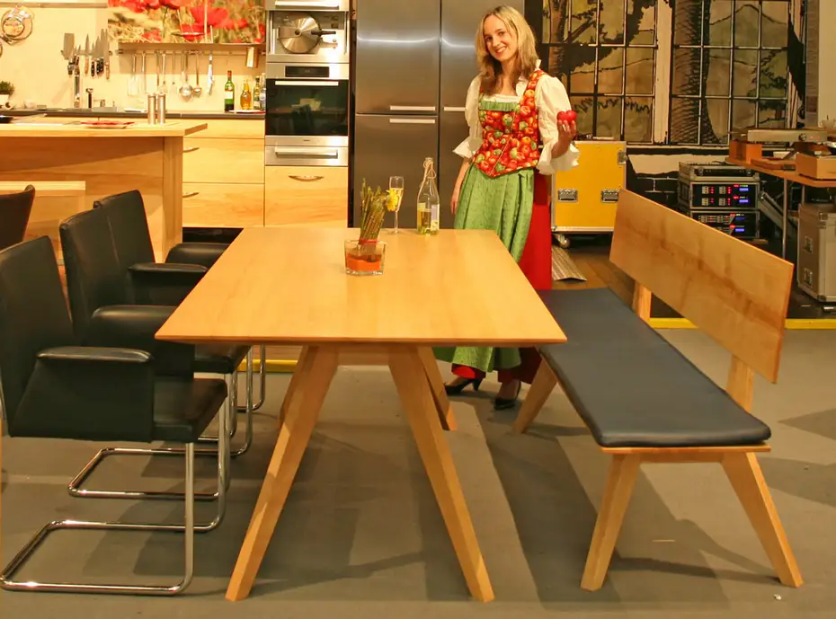 Massivholztisch aus Buche mit schrägen Beinen