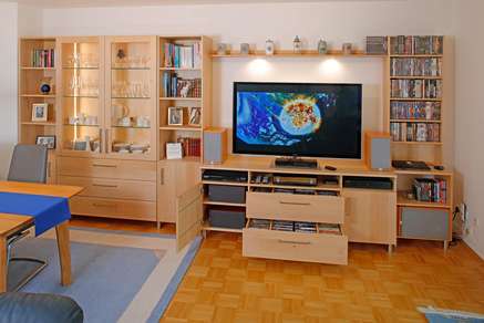 Wohnzimmerwand mit TV-Anlage 