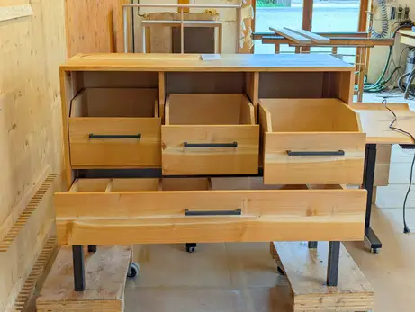 Massivholzmöbel für Schallplatten und CDs in leer in unserer Werkstatt Massivholzmöbel für Schallplatten und CDs in leer in unserer Werkstatt