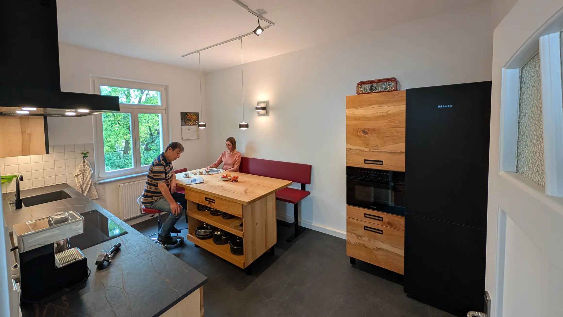 Massivholzküche in Nürnberg mit Kochinsel ohne Kochfeld 