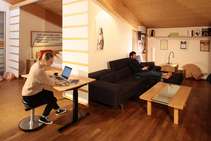 Leben im Heimbüro mit höhenverstellbaren Massivholz-Schreibtisch