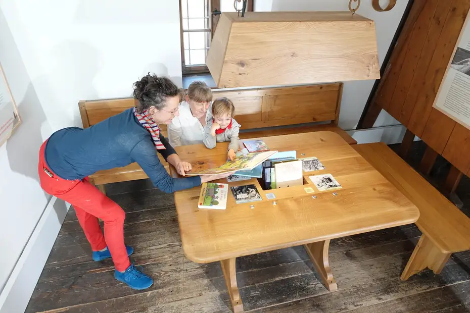 Der sprechende Tisch im Deutschen Hirtenmuseum Der sprechende Tisch im Deutschen Hirtenmuseum