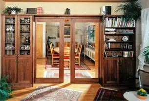 Flügelschiebetür mit Bücherregal und Vitrine 