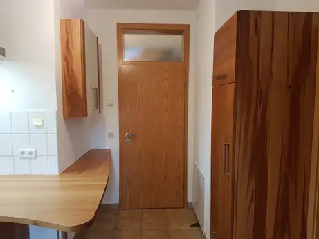 Kühlschrankhochschrank mit zweifarbiger Eiche