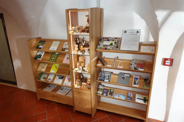 Massivholzregal im Deutschen Hirtenmuseum Massivholzregal im Deutschen Hirtenmuseum