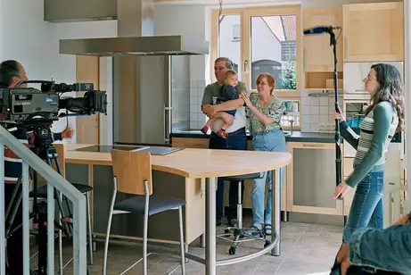 Die Reling folgt der Arbeitsplatte, die Blende der Kochinsel ist aus Edelstahl  