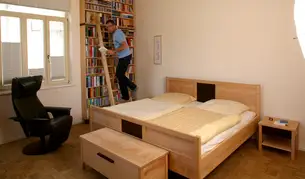 Holztruhe vor dem Bett Holztruhe vor dem Bett