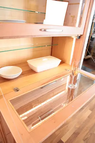 Servierklappe im Barschrank Servierklappe im Barschrank