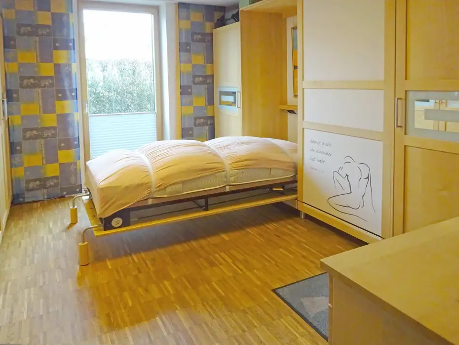 Doppel-Klappbett in Ahorn Massivholz mit bedruckter Glasfront 