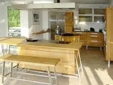 designte Bank mit schrägem Edelstahlgestell 