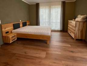  Ensemble aus Kommode und Bett mit schwebenden Nachtkästchen in Kirschbaum