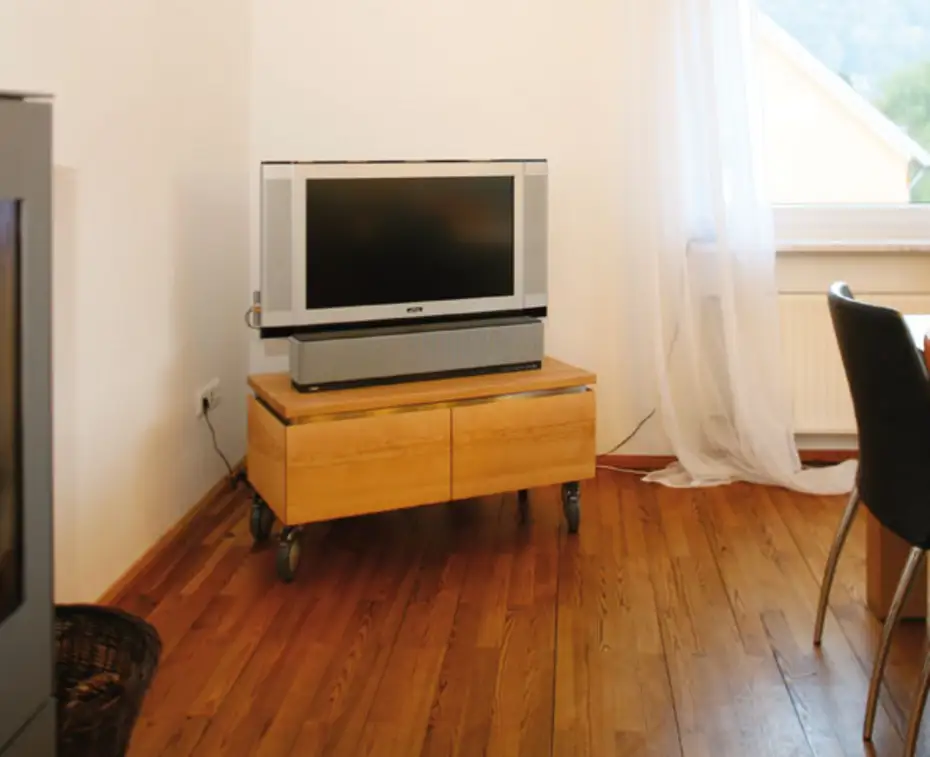 Fernsehschrank auf Rollen mit Edelstahlrahmen Fernsehschrank auf Rollen mit Edelstahlrahmen