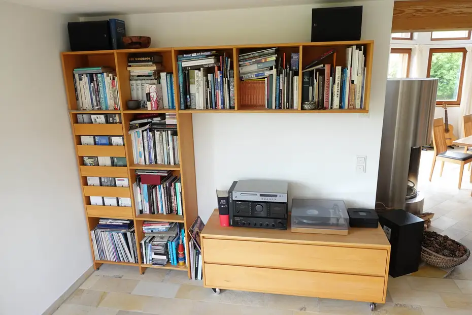 Hifi-Container auf Rollen aus Massivholz Hifi-Container auf Rollen aus Massivholz