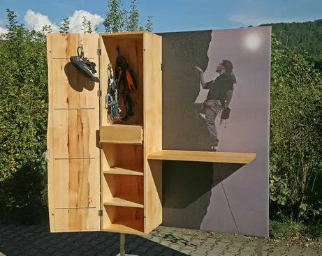 Ahornschrank mit Kletterausstattung